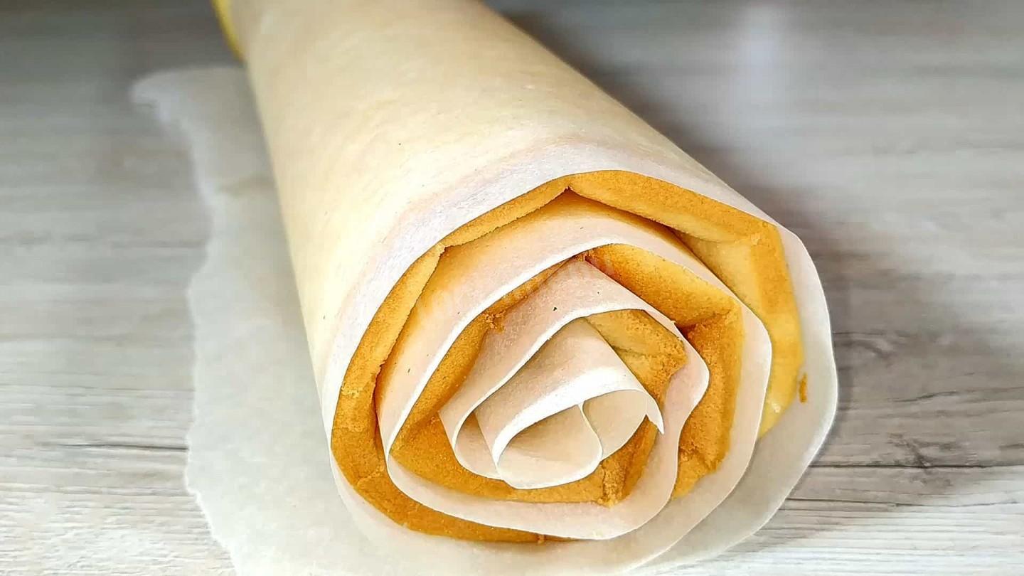 Шаг 7 приготовления Сказочный рулет Полено