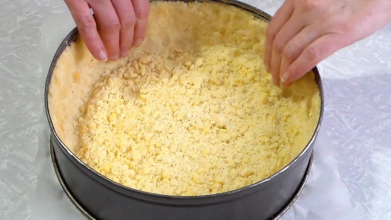 Шаг 5 приготовления Нежный фруктовый пирог с меренгой