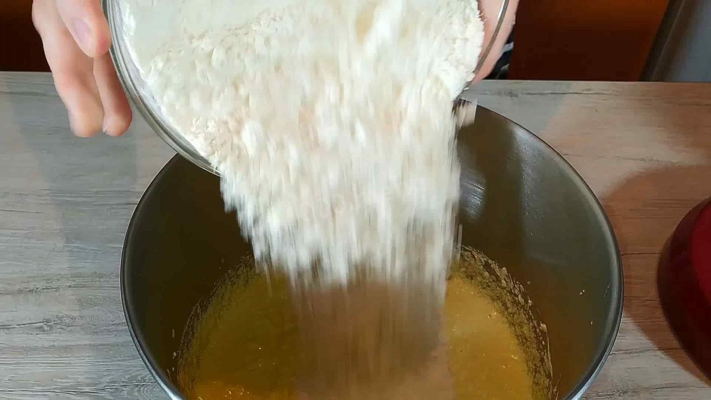 Шаг 3 приготовления Рождественский кекс с вишней и лимонами