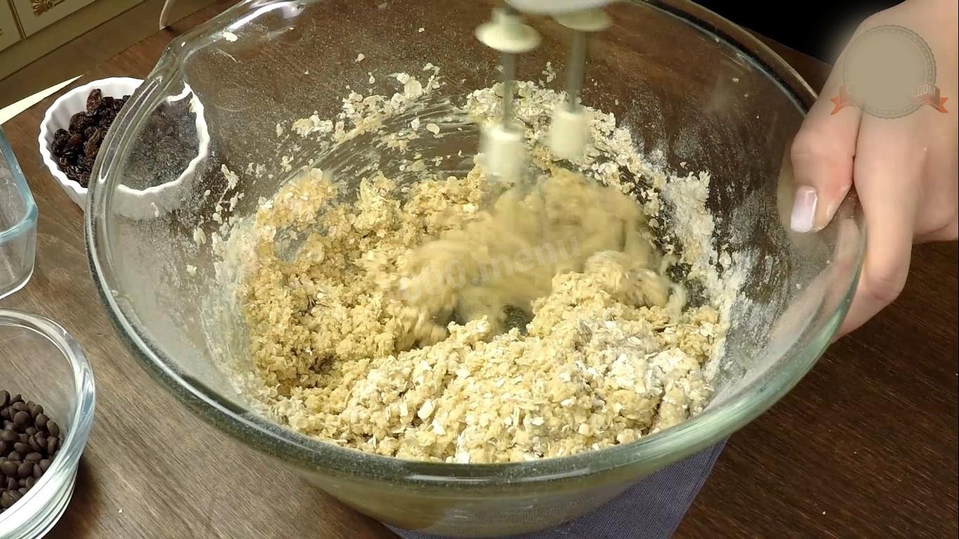 Шаг 3 приготовления Овсяное печенье с изюмом и шоколадом