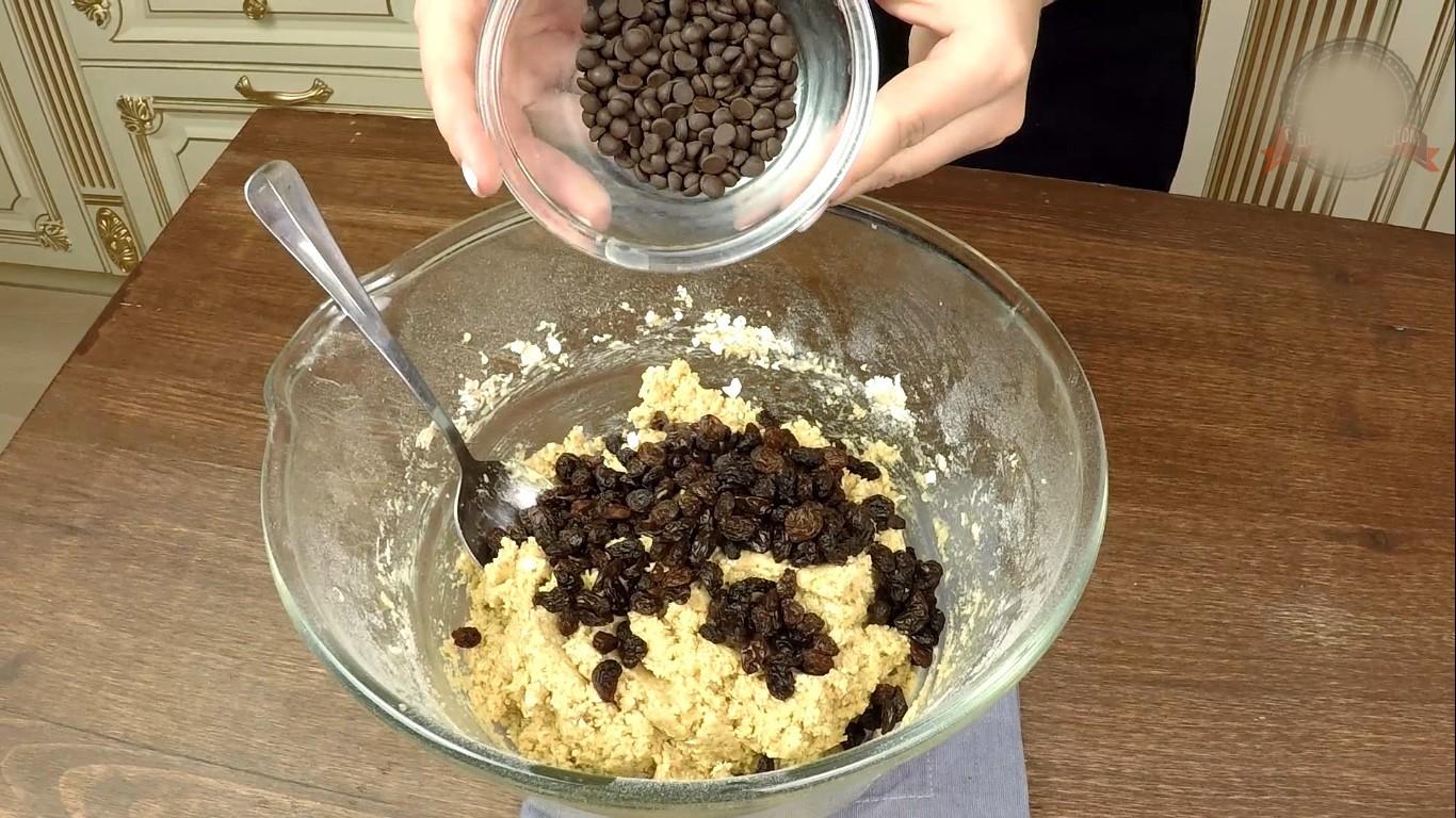 Шаг 4 приготовления Овсяное печенье с изюмом и шоколадом