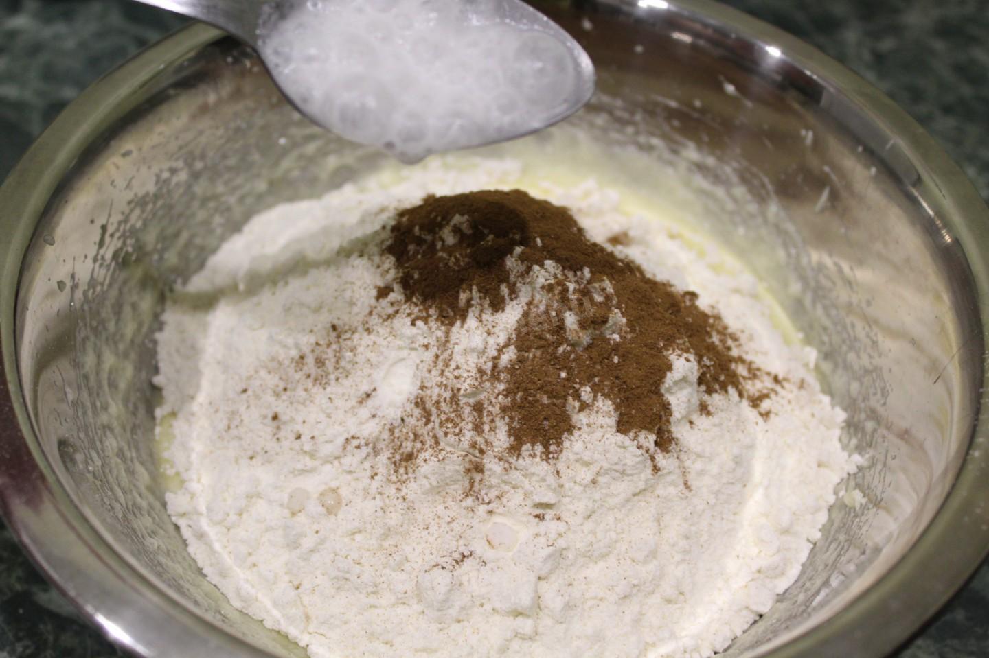 Шаг 4 приготовления Кексы с яблоками и корицей