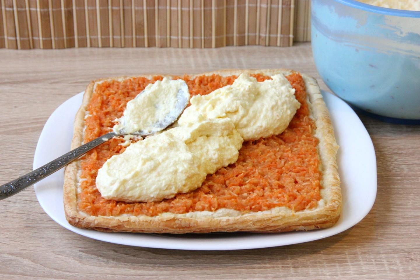 Шаг 10 приготовления Слойка с яблоками морковью и творожным кремом