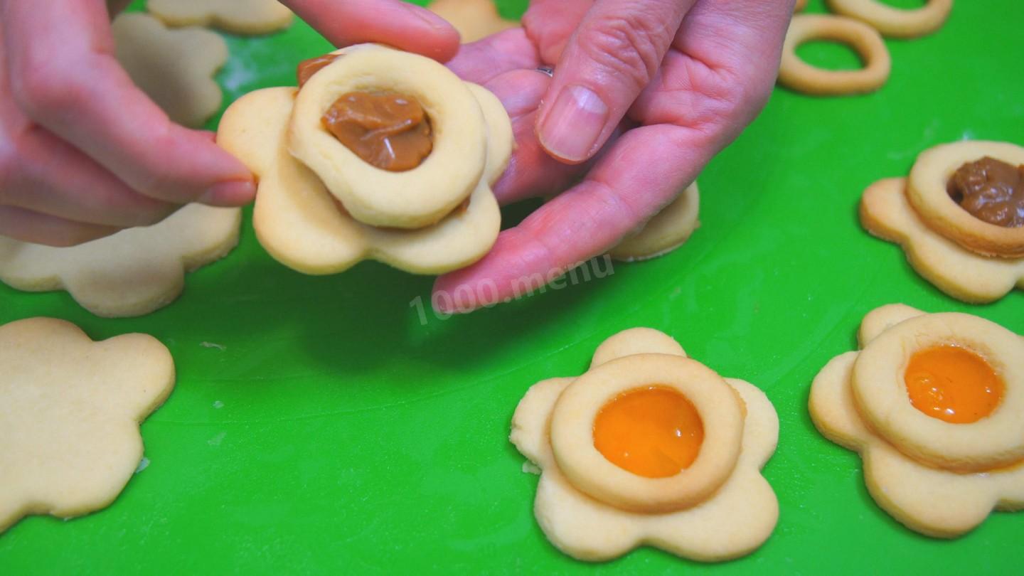 Шаг 18 приготовления Двойное песочное печенье с вареньем