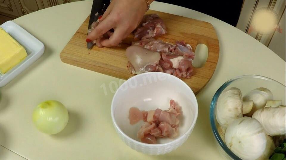 Шаг 2 приготовления Мясной пирог Улитка с курицей и грибами
