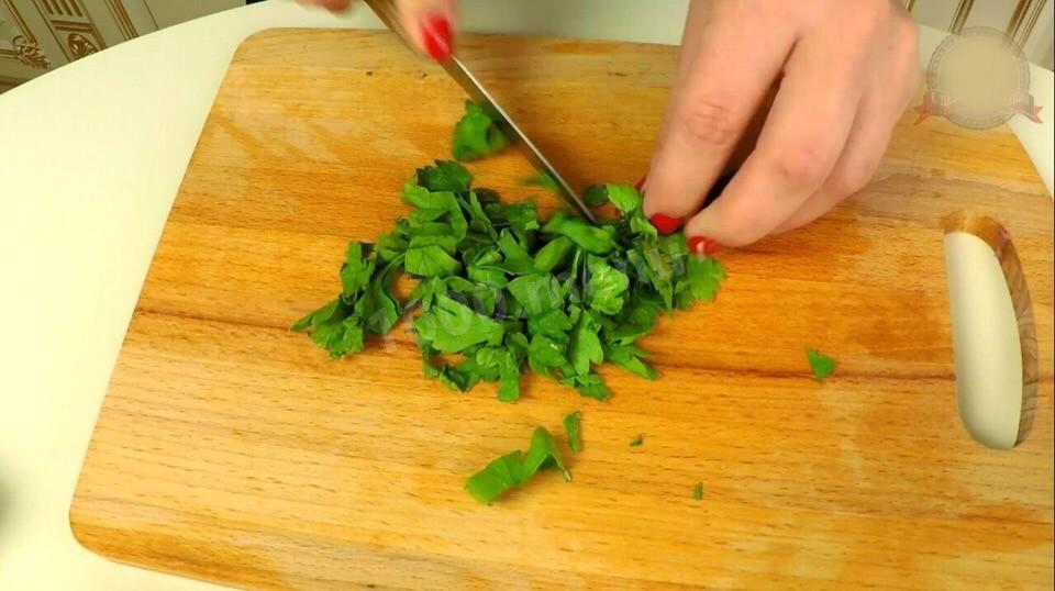 Шаг 4 приготовления Мясной пирог Улитка с курицей и грибами