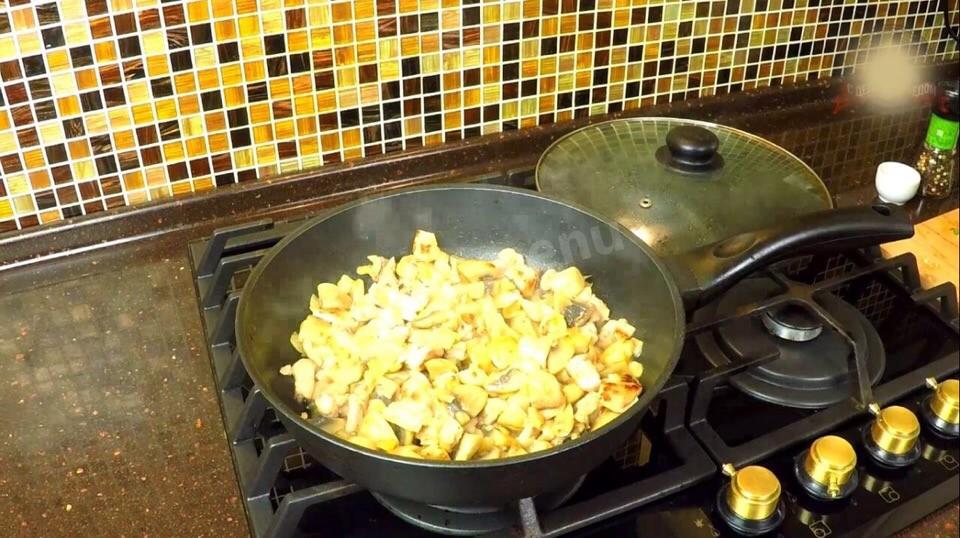 Шаг 5 приготовления Мясной пирог Улитка с курицей и грибами
