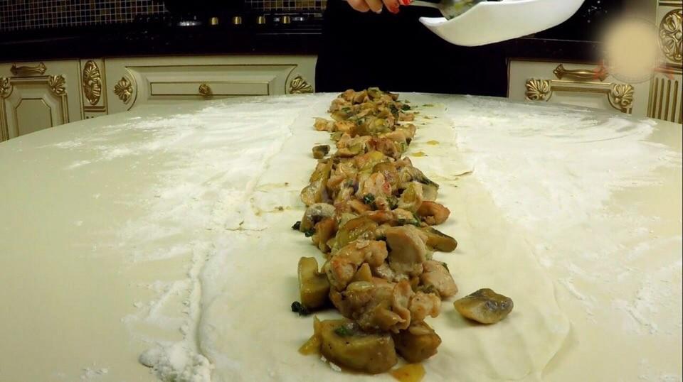 Шаг 6 приготовления Мясной пирог Улитка с курицей и грибами