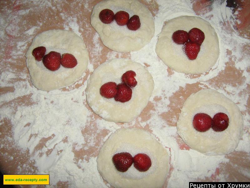 Шаг 13 приготовления Пирожки с клубникой на кефире