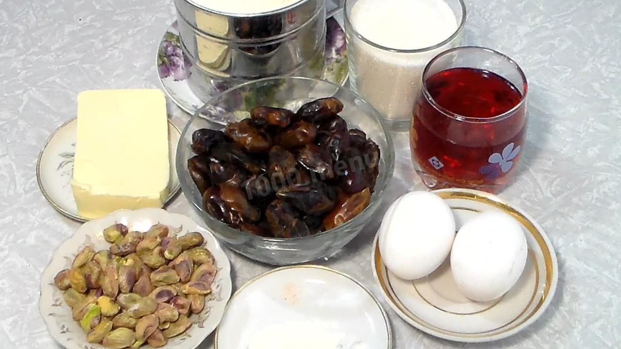 Шаг 1 приготовления Кекс с финиками и орехами на соке
