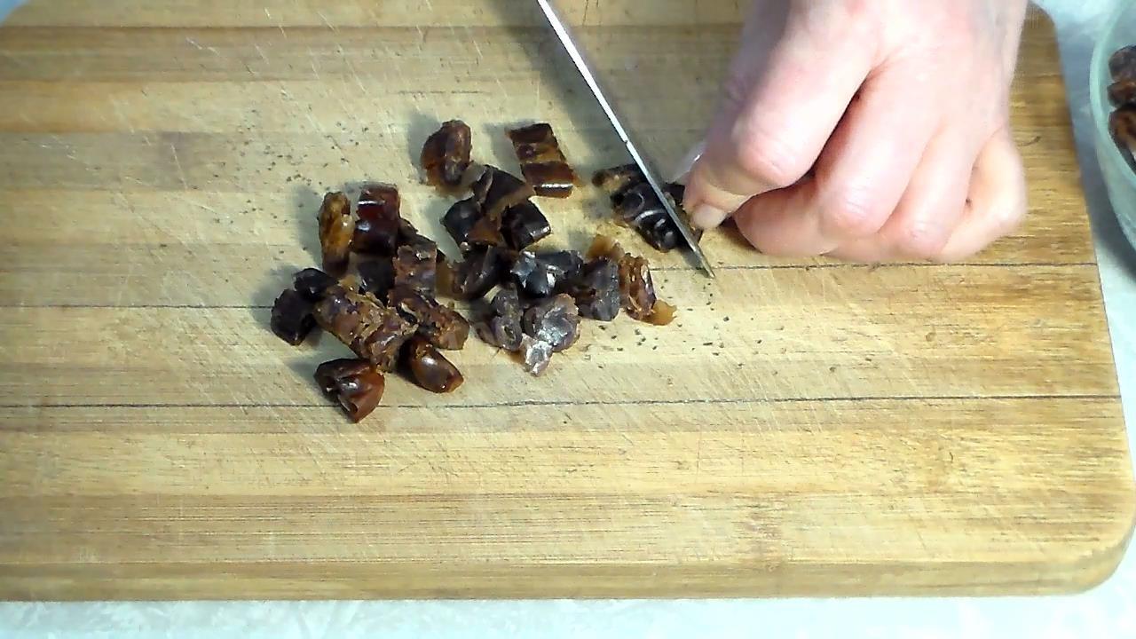 Шаг 2 приготовления Кекс с финиками и орехами на соке