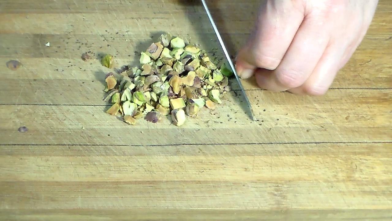 Шаг 3 приготовления Кекс с финиками и орехами на соке