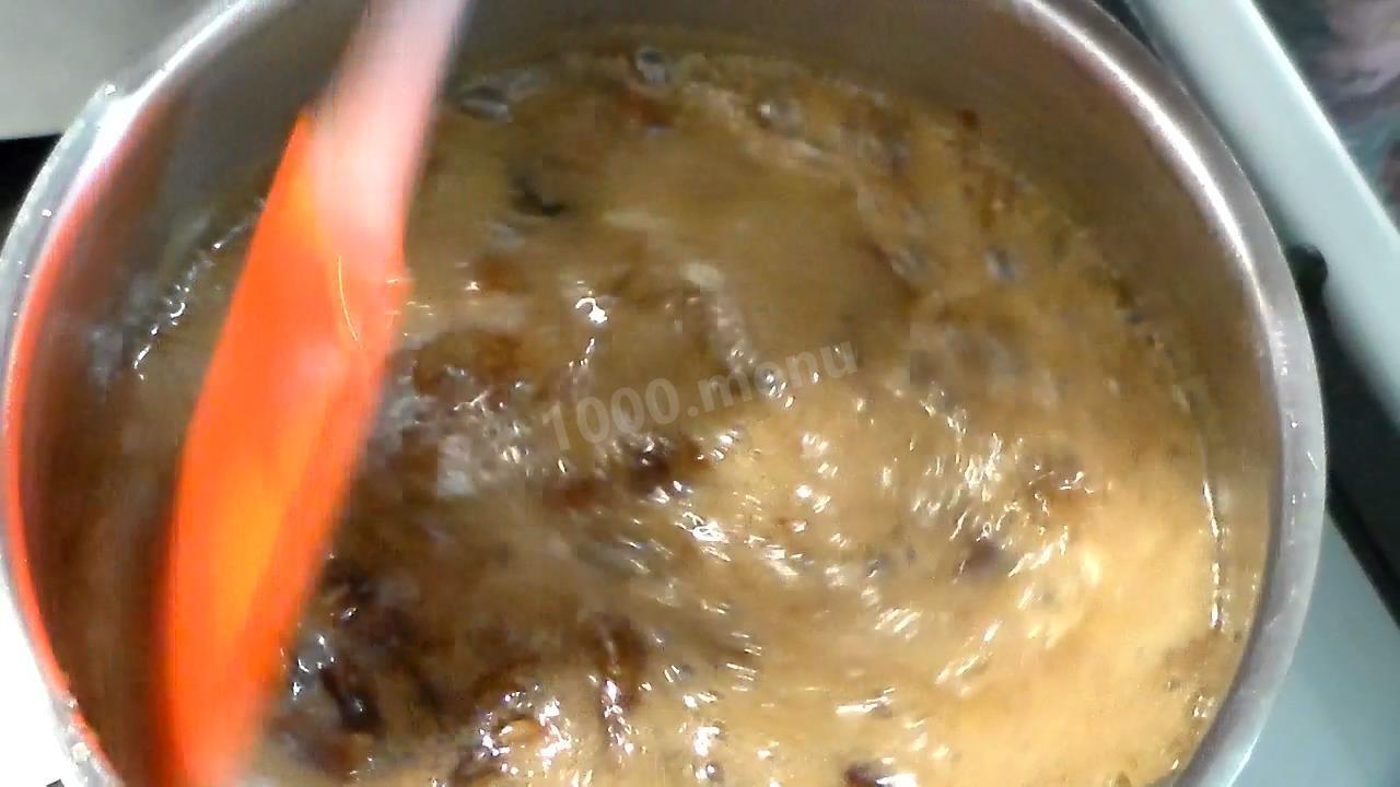 Шаг 5 приготовления Кекс с финиками и орехами на соке