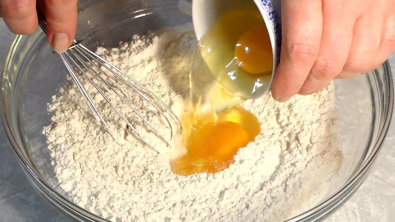 Шаг 6 приготовления Кекс с финиками и орехами на соке