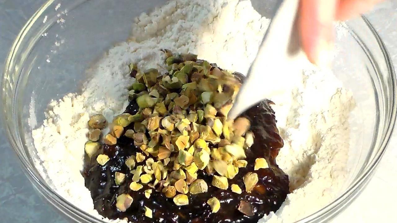 Шаг 7 приготовления Кекс с финиками и орехами на соке