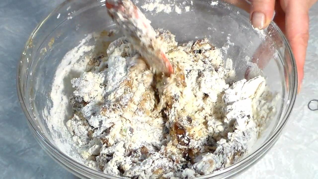 Шаг 8 приготовления Кекс с финиками и орехами на соке