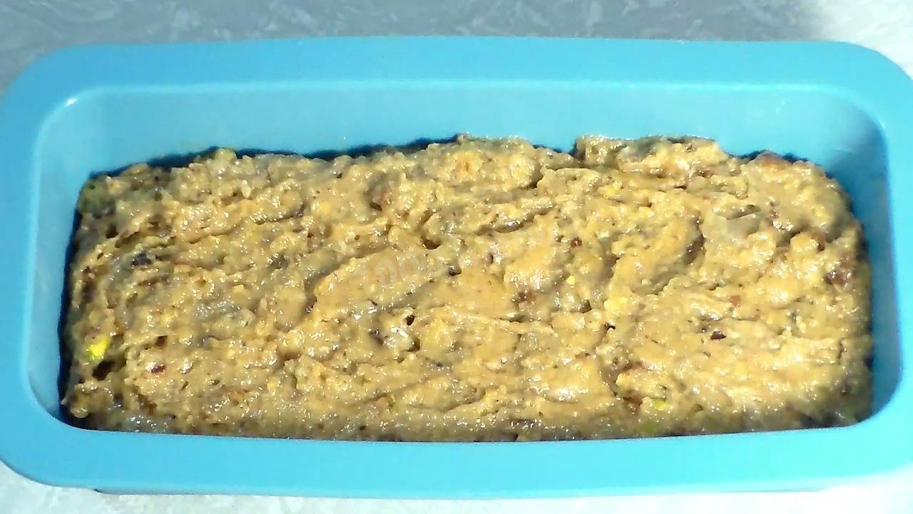 Шаг 9 приготовления Кекс с финиками и орехами на соке