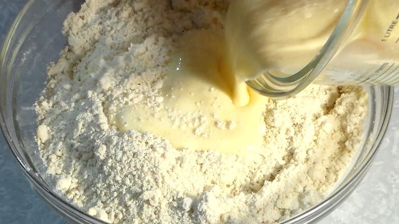Шаг 5 приготовления Булочки с тыквой и яблоком на завтрак