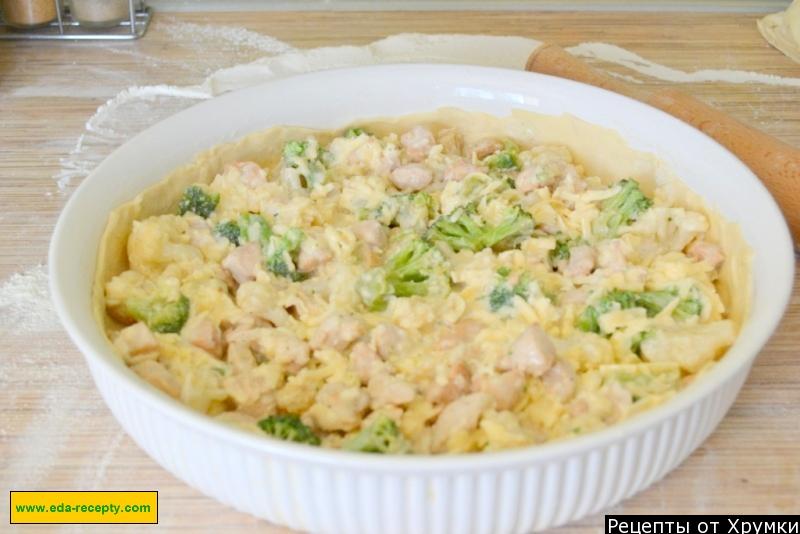 Шаг 10 приготовления Пирог из готового теста с брокколи и курицей в йогурте