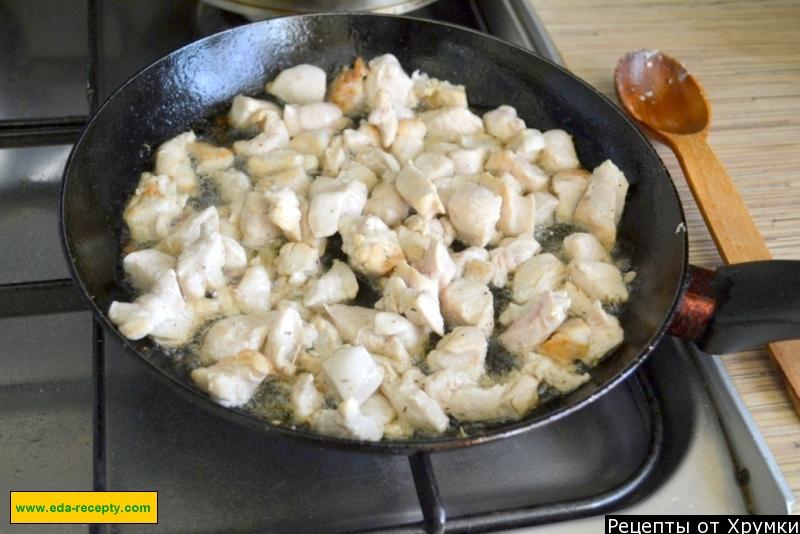 Шаг 3 приготовления Пирог из готового теста с брокколи и курицей в йогурте