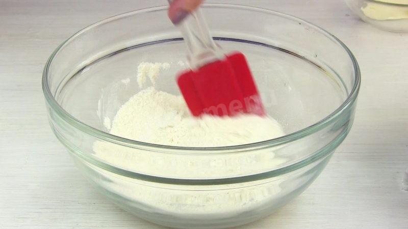 Шаг 10 приготовления Клубничный пирог с лимоном на газировке