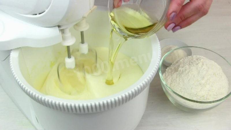 Шаг 2 приготовления Клубничный пирог с лимоном на газировке