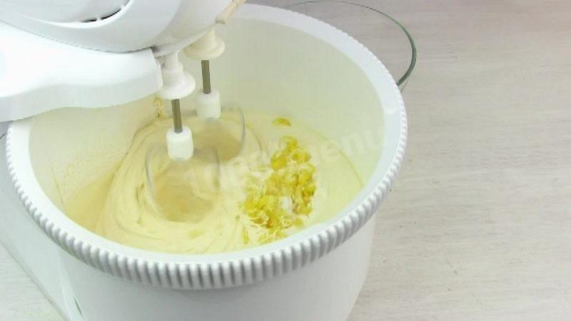 Шаг 3 приготовления Клубничный пирог с лимоном на газировке