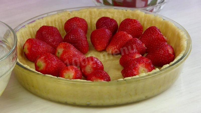 Шаг 10 приготовления Клубнично-кокосовый кремовый пирог