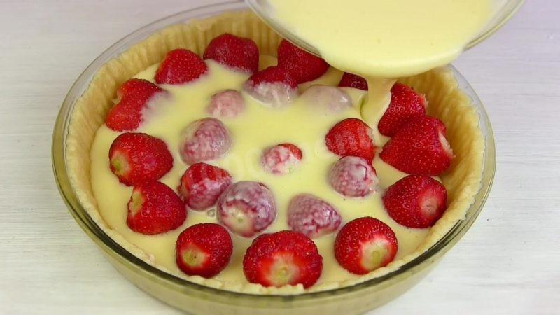 Шаг 11 приготовления Клубнично-кокосовый кремовый пирог