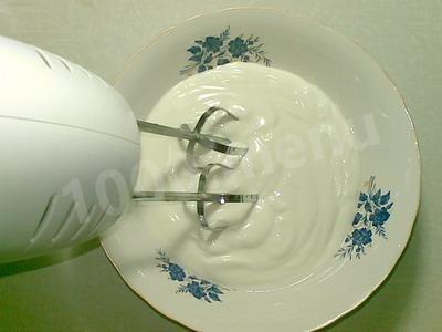 Шаг 9 приготовления Белковый торт с персиками и вишней