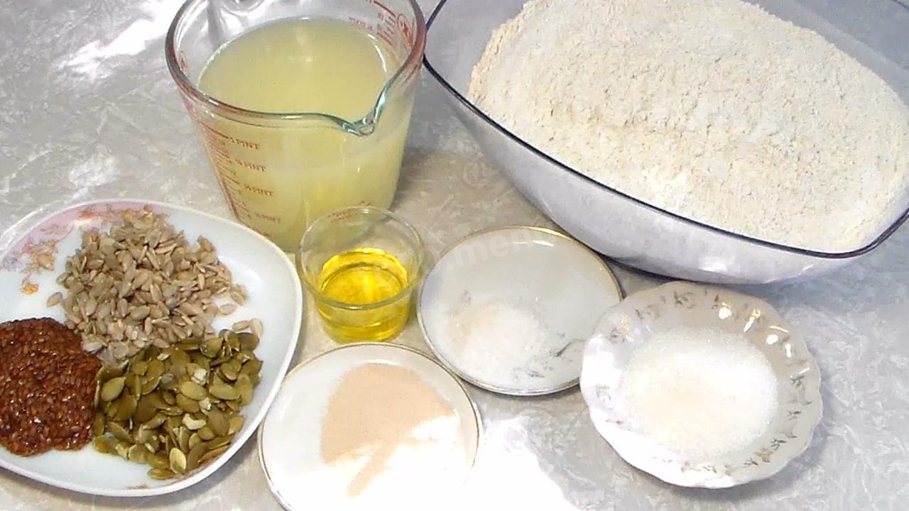Шаг 1 приготовления Домашний витаминный хлеб на сыворотке