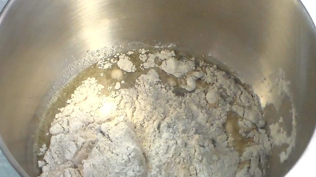 Шаг 2 приготовления Домашний витаминный хлеб на сыворотке