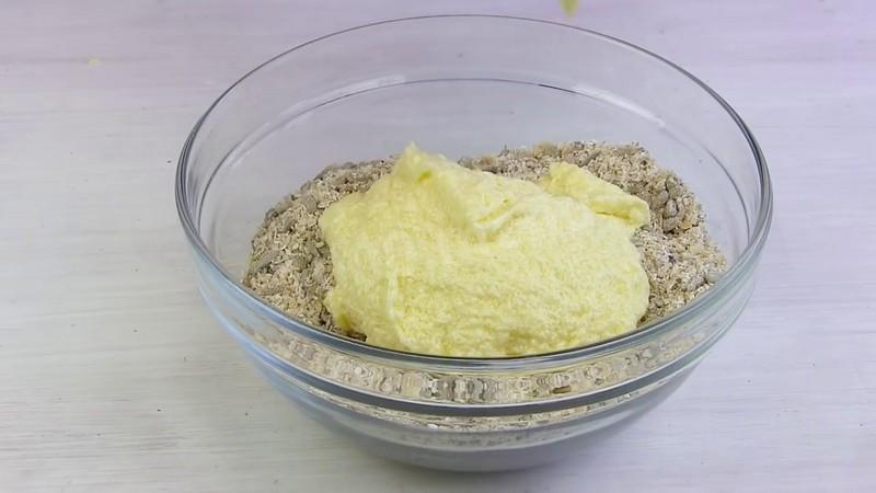 Шаг 3 приготовления Хрустящее овсяное печенье без муки с арахисом и семечками