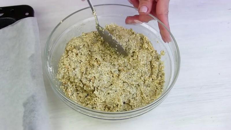 Шаг 4 приготовления Хрустящее овсяное печенье без муки с арахисом и семечками