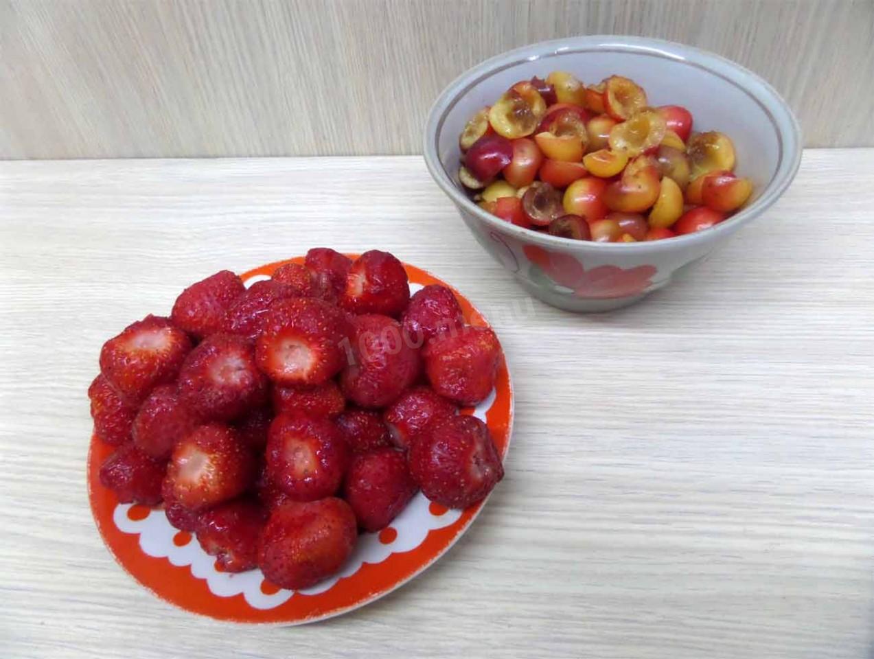 Шаг 4 приготовления Шарлотка с черешней и клубникой