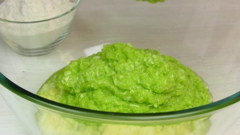 Шаг 1 приготовления Кабачковые оладьи с фаршем внутри