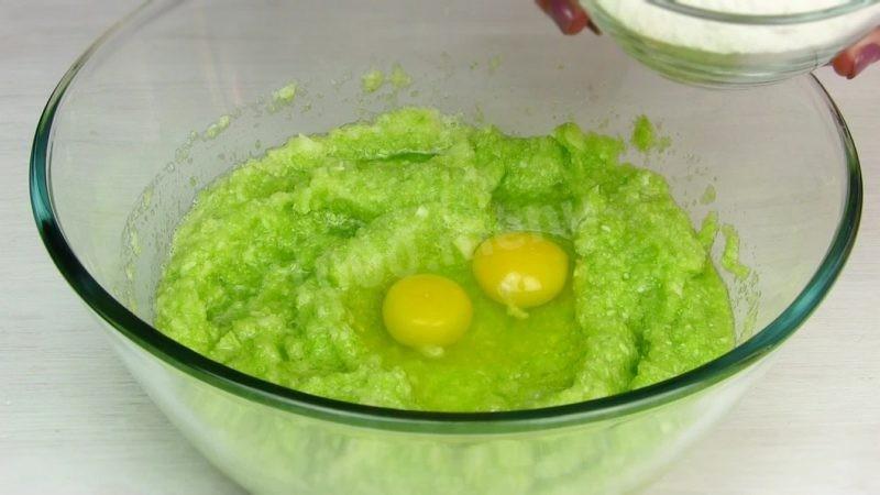 Шаг 2 приготовления Кабачковые оладьи с фаршем внутри