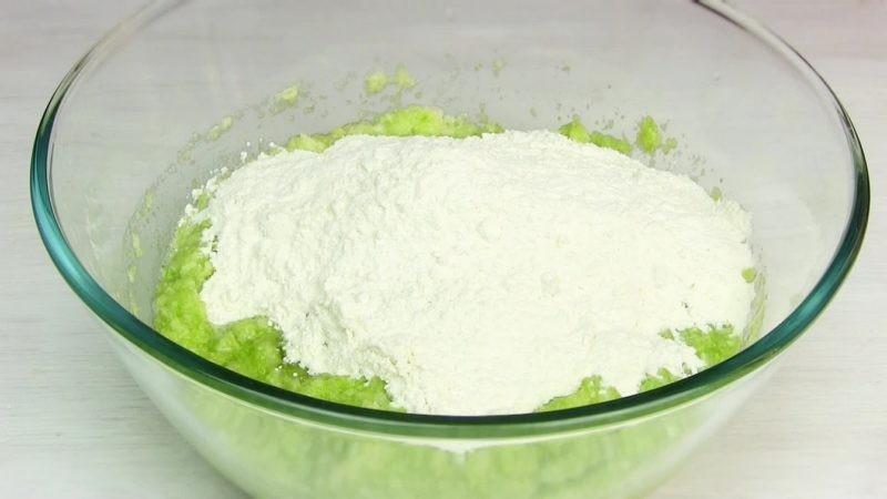Шаг 3 приготовления Кабачковые оладьи с фаршем внутри