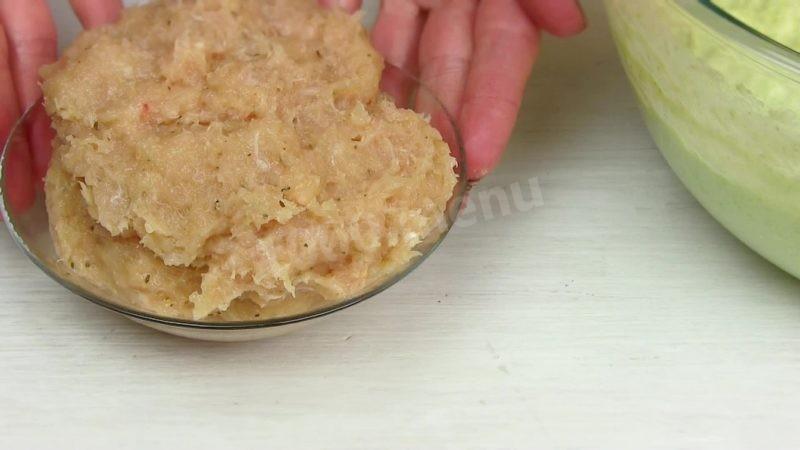 Шаг 6 приготовления Кабачковые оладьи с фаршем внутри