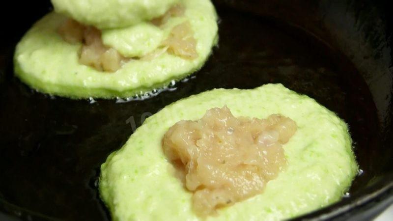Шаг 7 приготовления Кабачковые оладьи с фаршем внутри