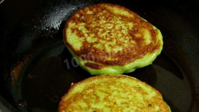 Шаг 9 приготовления Кабачковые оладьи с фаршем внутри
