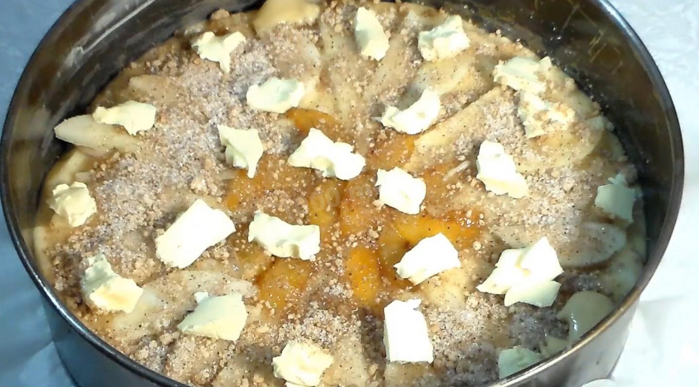 Шаг 10 приготовления Пирог со сливами и грушами