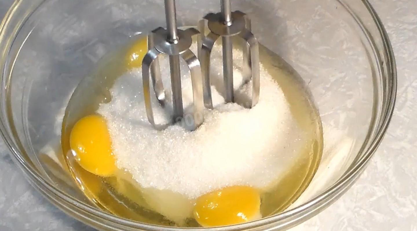 Шаг 2 приготовления Пирог со сливами и грушами