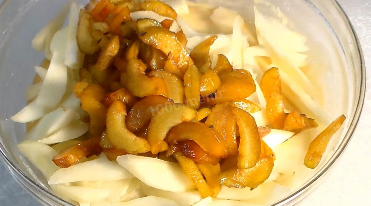 Шаг 7 приготовления Пирог со сливами и грушами