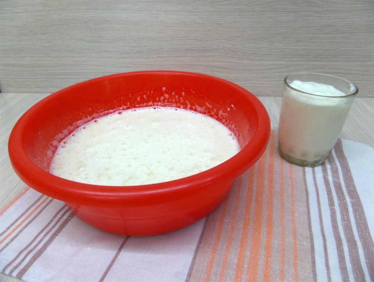 Шаг 2 приготовления Шарлотка с вишней и яблоками на простокваше