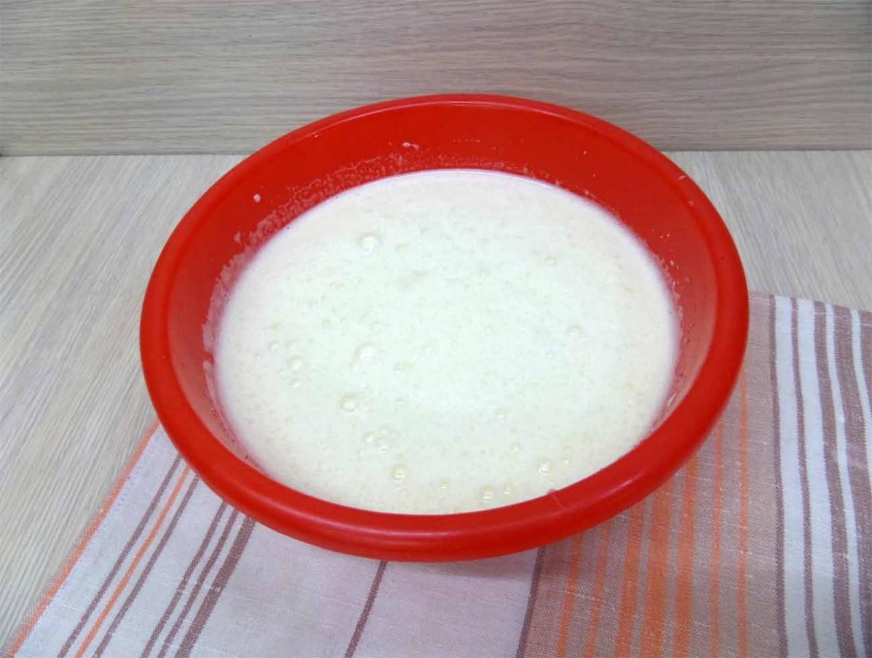 Шаг 3 приготовления Шарлотка с вишней и яблоками на простокваше