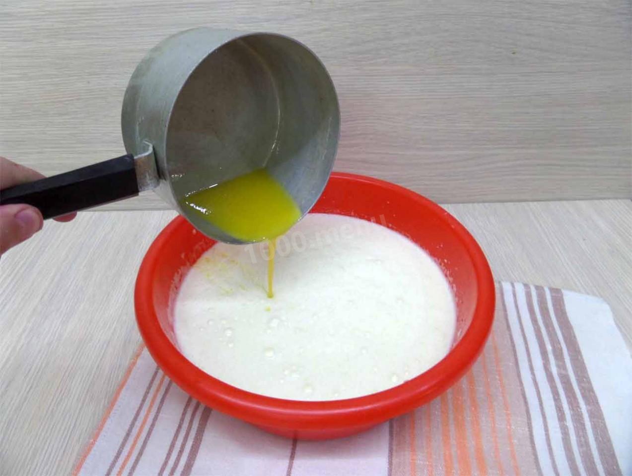 Шаг 4 приготовления Шарлотка с вишней и яблоками на простокваше