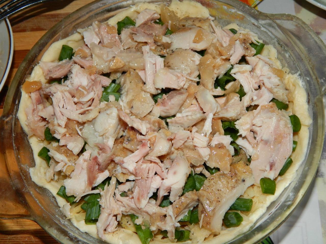 Шаг 13 приготовления Курник с картошкой и курицей из слоеного теста