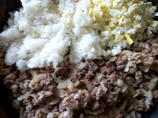Шаг 5 приготовления Дрожжевой пирог с мясом и рисом