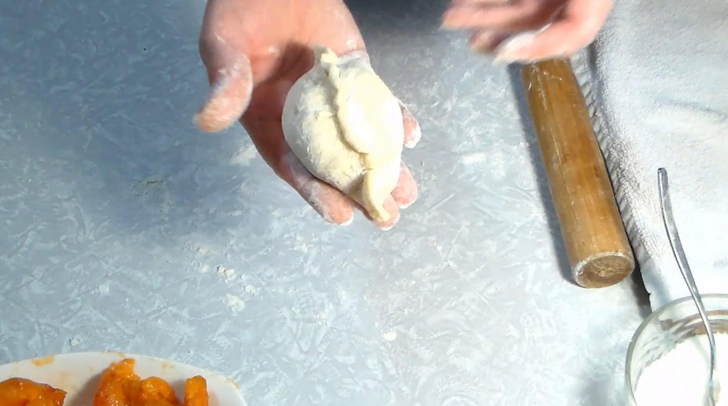 Шаг 6 приготовления Дрожжевые пирожки с абрикосами и малиной